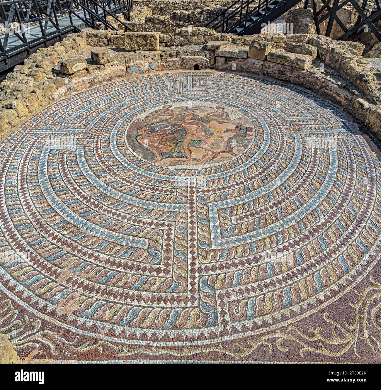 Immagine a mosaico del duello tra Teseo e il Minotauro. Casa di Teseo. Parco archeologico di Paphos. Cipro. Iscrizione: Teseo, Minotauro, Foto Stock