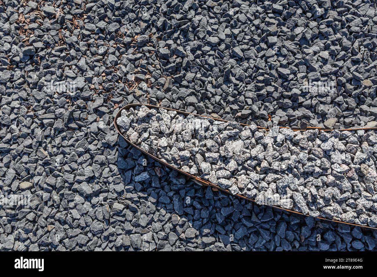 Struttura in pietra di ciottoli di ghiaia scura per un moderno design da giardino, giardino in pietra Foto Stock
