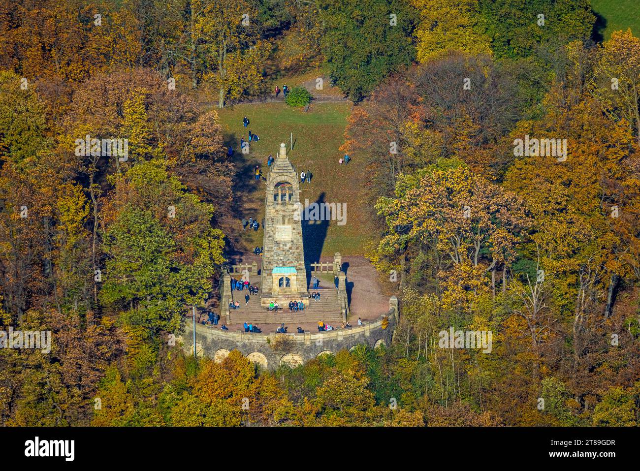 Vista aerea, area ricreativa locale di Hohenstein, escursionisti presso il monumento di montagna nella foresta autunnale con alberi decidui con un autunno luminoso c Foto Stock