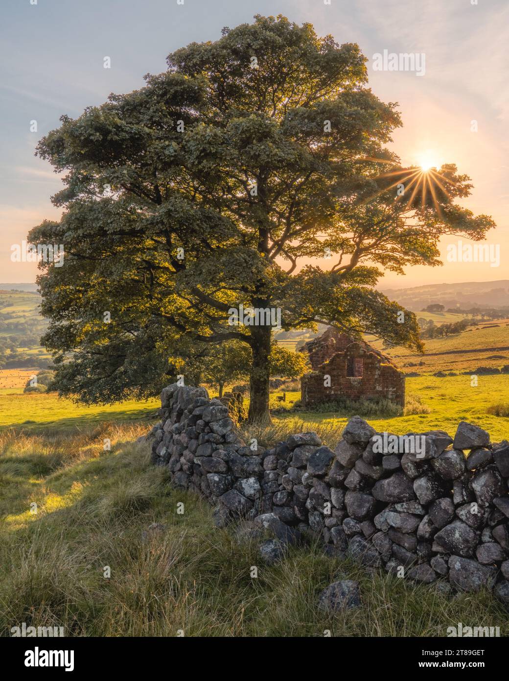Tramonto al fienile nel Peak District Foto Stock
