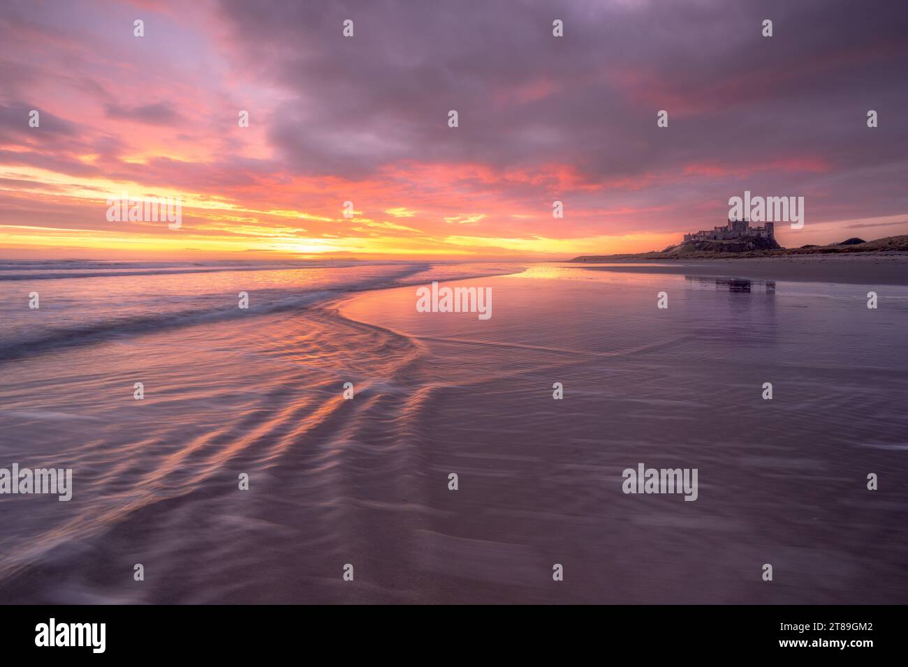 Alba al Castello di Bamburgh Foto Stock