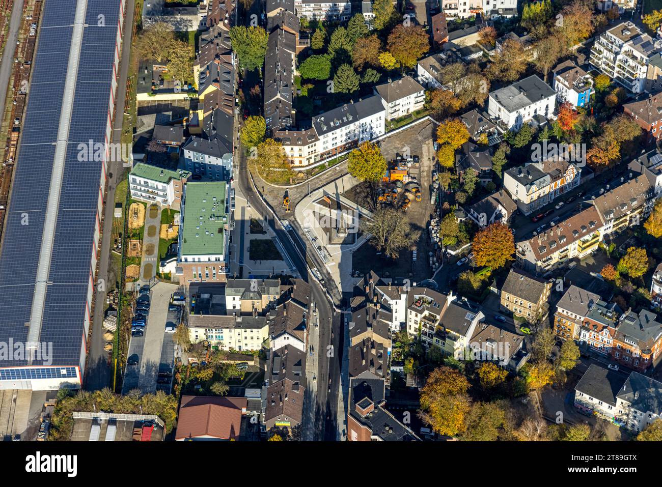 Vista aerea, Karl-Marx-Platz con il cantiere del memoriale di guerra della Germania e riprogettazione, nuova casa multigenerazione nella zona residenziale di Breite S. Foto Stock