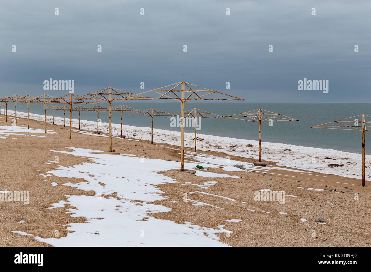 SCHASLYVTSEVE, UCRAINA - 20 FEBBRAIO 2021: Questa è una spiaggia di villeggiatura vuota ad Azov in inverno. Foto Stock