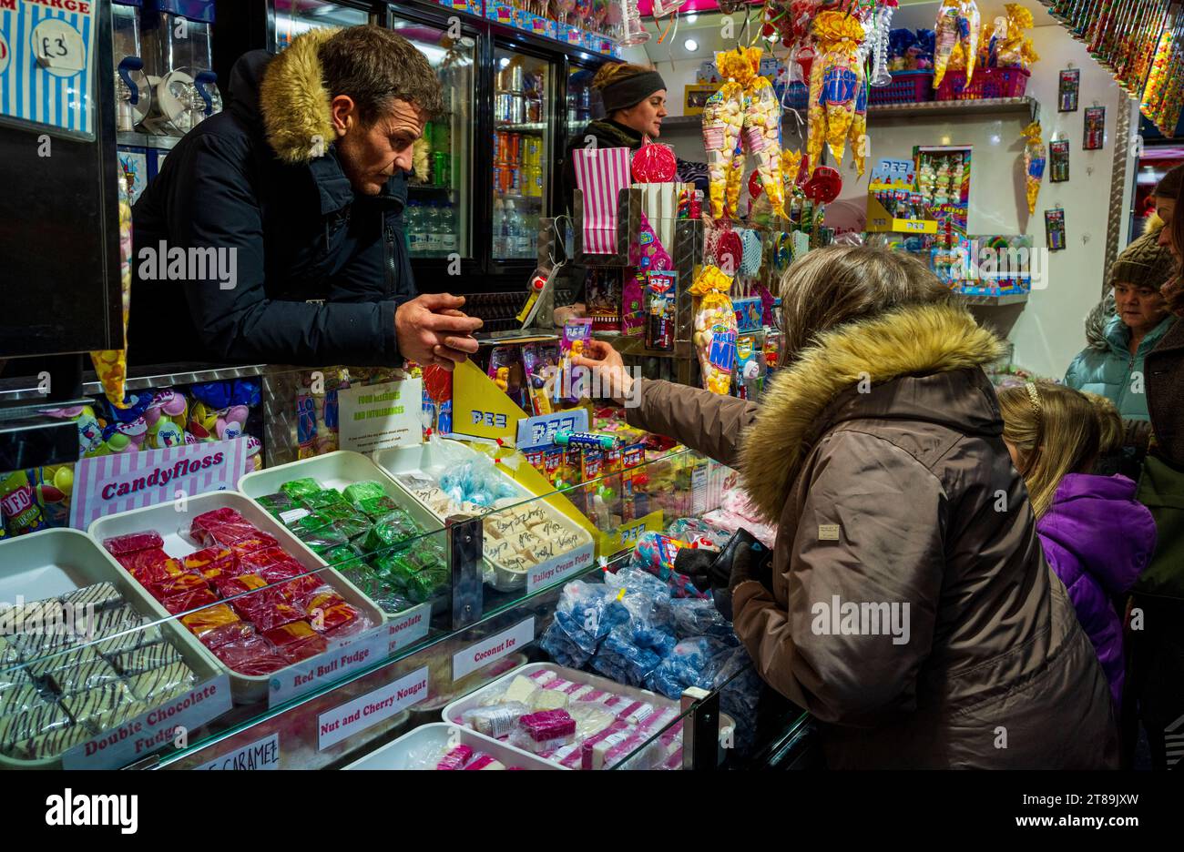 Bancarelle di cibo in un mercatino di Natale a Lanark, in Scozia Foto Stock