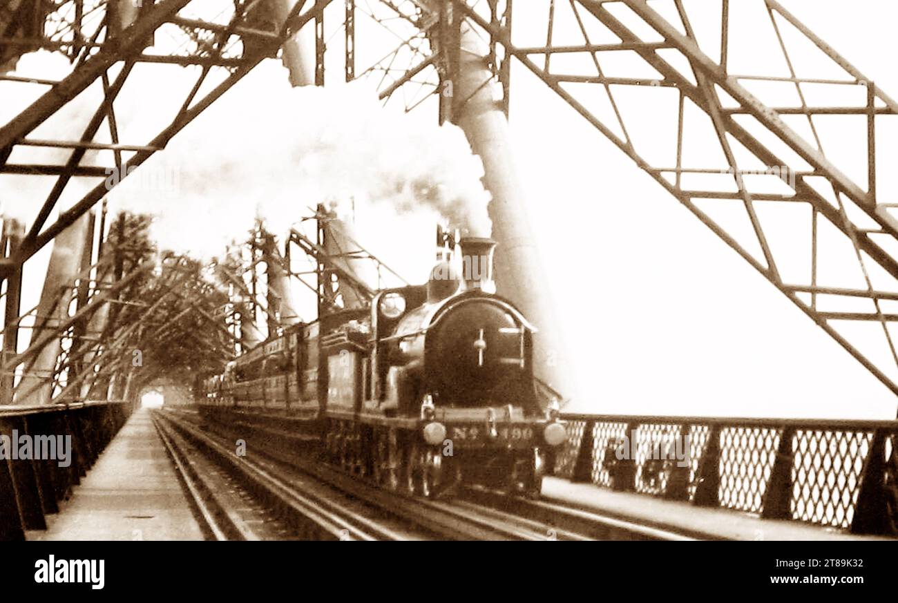 Treno a vapore che attraversa il Forth Bridge, inizio anni '1900 Foto Stock