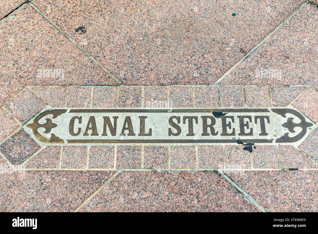 Copper Insenation Canal Street, sul marciapiede del centro di New Orleans, Louisiana, USA Foto Stock