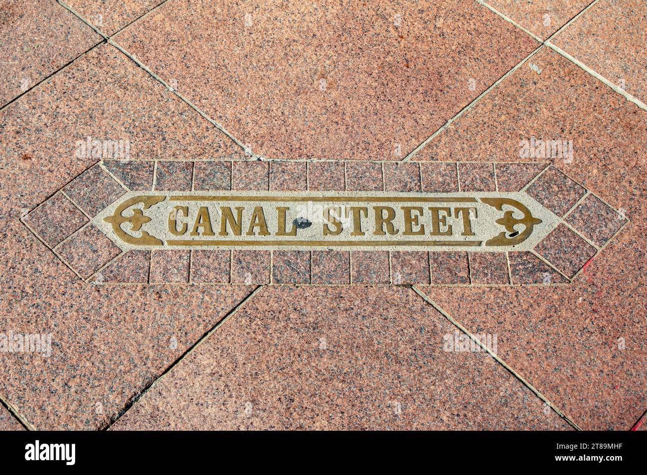 Copper Insenation Canal Street, sul marciapiede del centro di New Orleans, Louisiana, USA Foto Stock