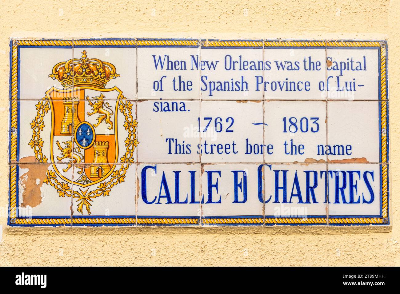 Piastrelle storiche del nome della strada per Calle de Chartres nel quartiere francese di New Orleans, Stati Uniti Foto Stock