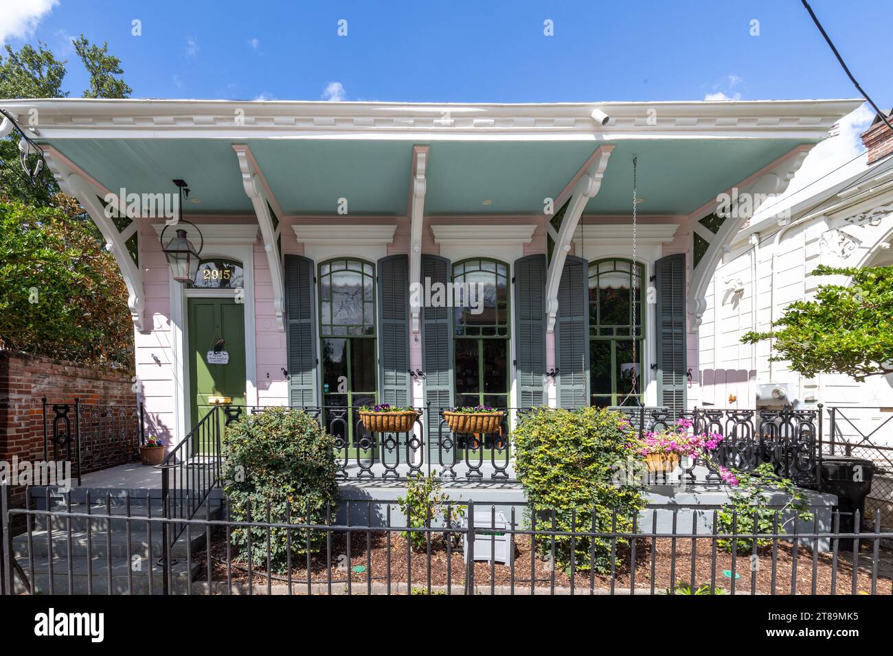 Splendida architettura e profonda storia di uno dei quartieri più antichi e famosi di New Orleans, il Garden District, Louisiana Foto Stock