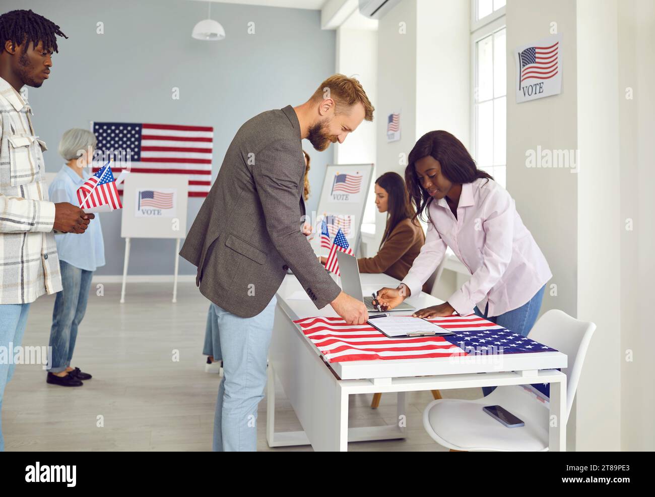 Diversi cittadini americani vengono a votare al seggio elettorale il giorno delle elezioni negli Stati Uniti Foto Stock
