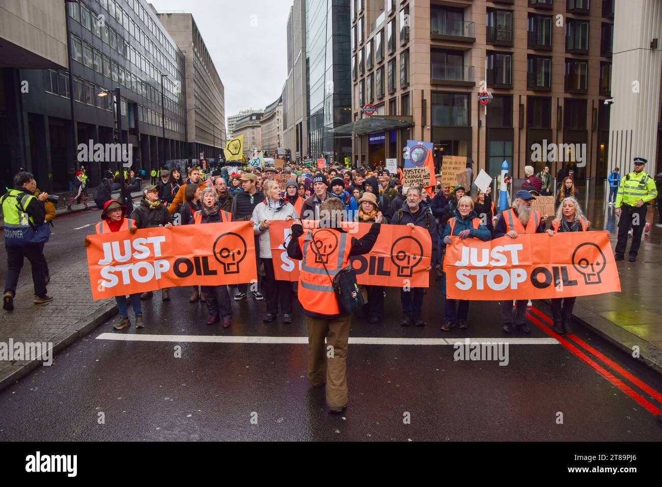 Londra, Regno Unito. 18 novembre 2023. Gli attivisti Just Stop Oil marciano con striscioni vicino alla stazione di Waterloo mentre il gruppo di azione per il clima continua le loro proteste contro le nuove licenze per i combustibili fossili. (Foto di Vuk Valcic/SOPA Images/Sipa USA) credito: SIPA USA/Alamy Live News Foto Stock