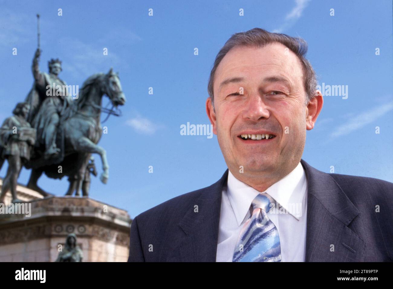 Günther Beckstein, CSU, Bayerischer Innenminister, Ludwig-i-Denkmal, München, Juni 1997 Deutschland, München, 26.06.1997, Günther Beckstein, geb. 23.11.1943, CSU, Bayerischer Innenminister, AM Odeonsplatz, mit König-Ludwig-i-Denkmal, Politik, Politiker, vspäter von 2007-2008 Bayerischer Ministerpräsident, Geschichte, 1990er, 90er, Jahre, Neunziger Jahre, Geschichte, historisch, *** Günther Beckstein, CSU, ministro degli interni bavarese, Monumento a Ludwig i, Monaco di Baviera, giugno 1997 Germania, Monaco di Baviera, 26 06 1997, Günther Beckstein, nato il 23 11 1943, CSU, Ministro dell'interno bavarese, a Odeonsplatz Foto Stock