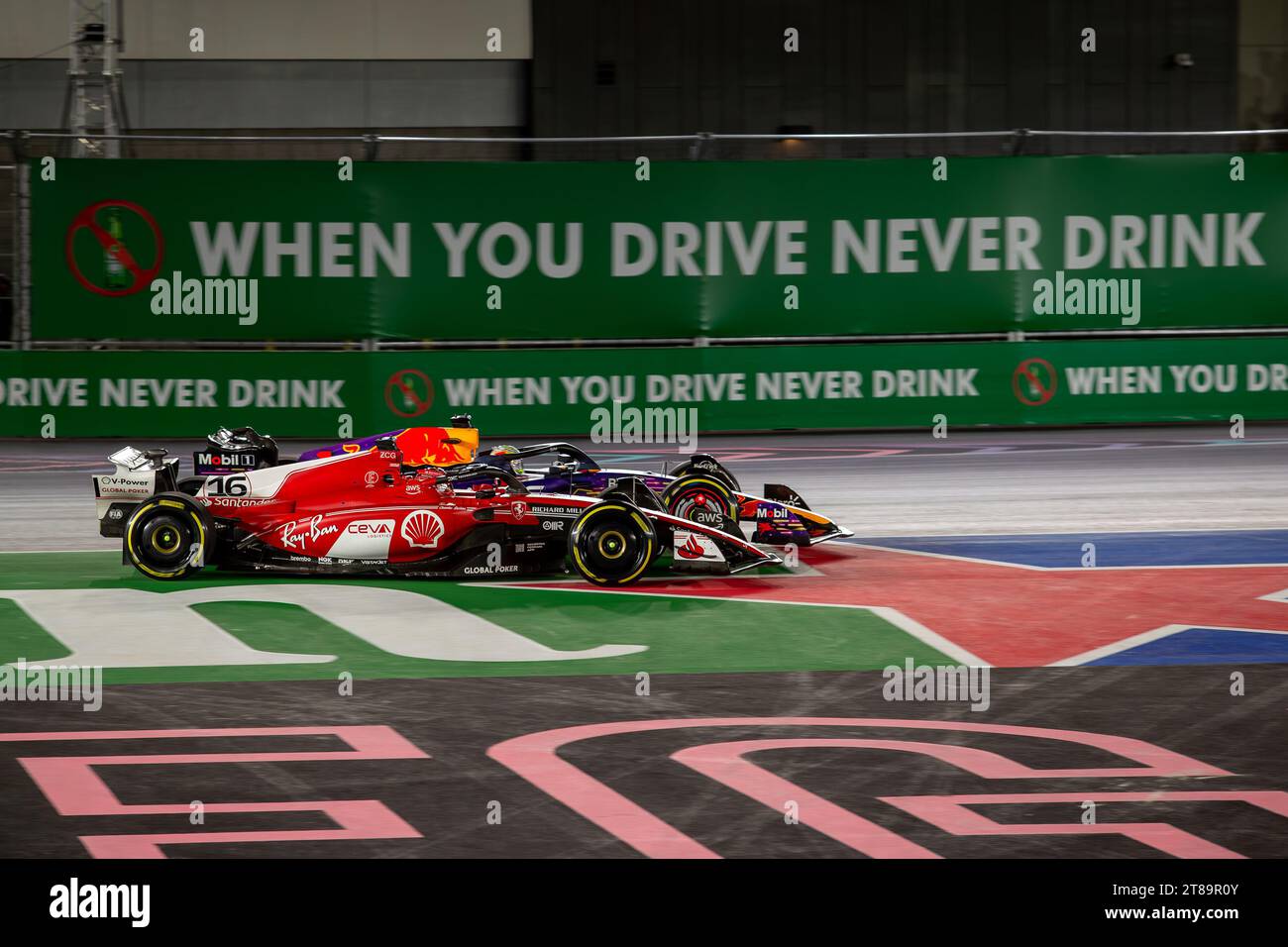 Las Vegas, Nevada, Stati Uniti. 18 novembre 2023. Inizio del race.sequence di Fight BW Max Verstappen (NED) Redbull Racing RB19 e Charles Leclerc (MON) Ferrari SF-23 alla curva 1. Durante la FORMULA 1 HEINEKEN SILVER LAS VEGAS GRAND PRIX 2023 - dal 17 al 19 novembre 2023 Las Vega, Nevada, USA (Credit Image: © Alessio De Marco/ZUMA Press Wire) SOLO USO EDITORIALE! Non per USO commerciale! Foto Stock