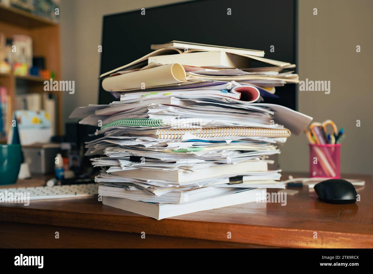 Un mucchio di lavoro su un tavolo Foto Stock