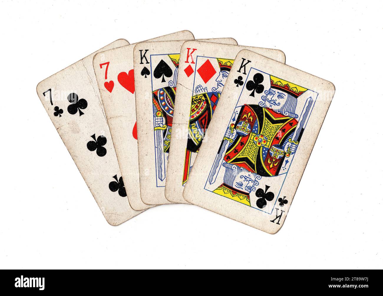 Una mano di poker di carte da gioco vintage che mostra una casa piena di re e sevende uno sfondo bianco. Foto Stock