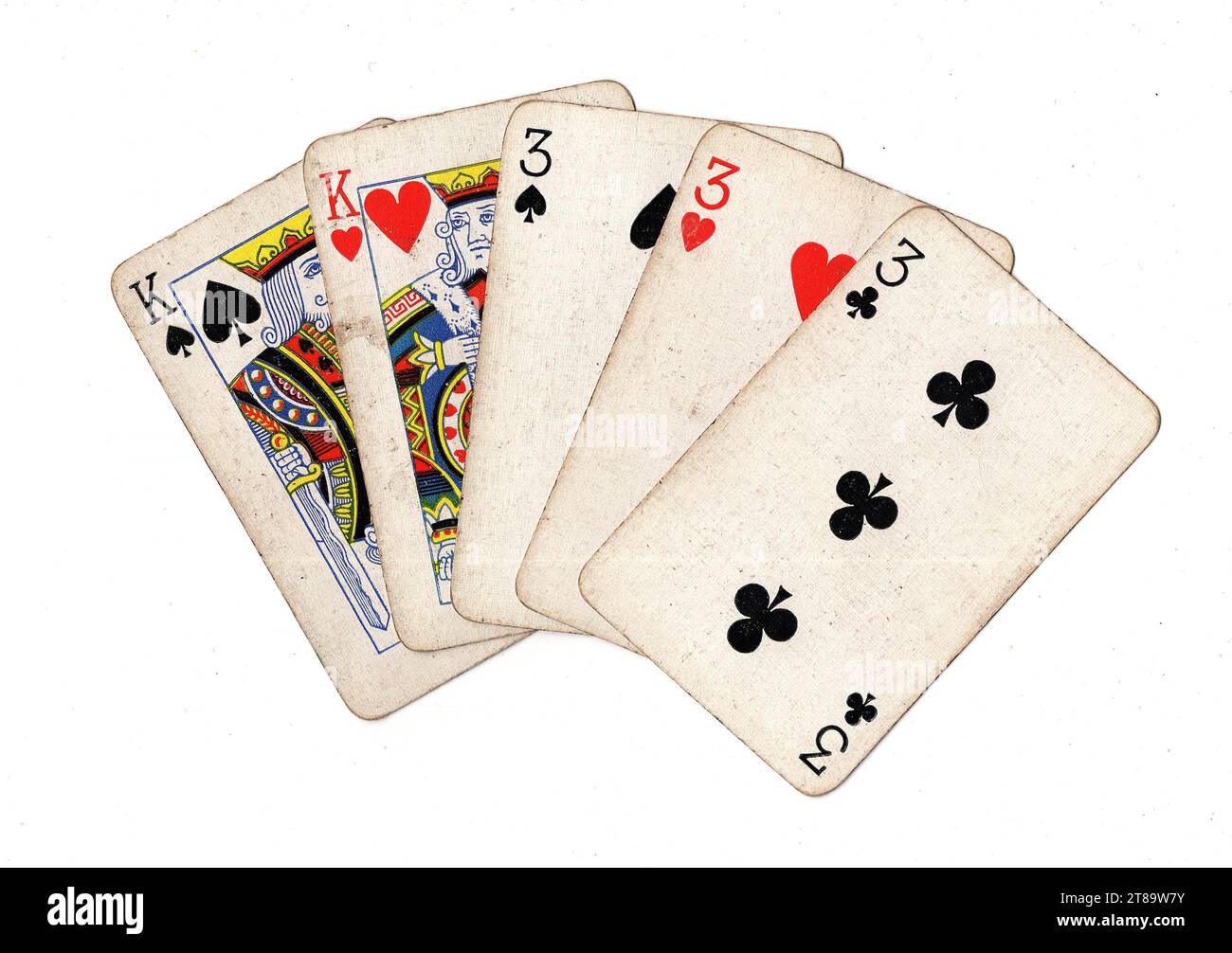 Una mano di poker con carte da gioco vintage che mostra una casa piena di tre e re su sfondo bianco. Foto Stock