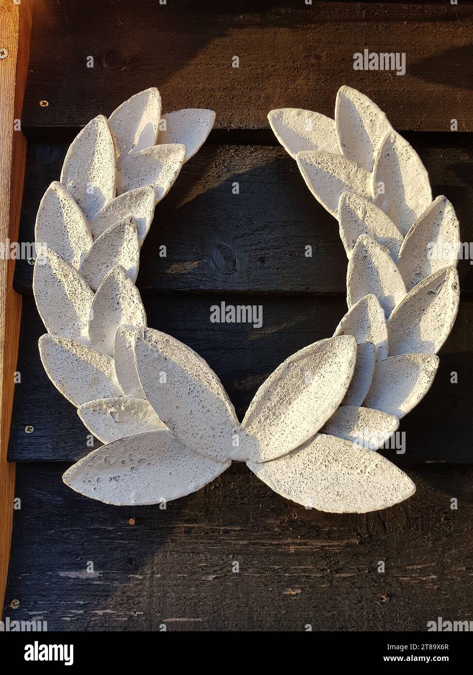 Primo piano di una scultura di una corona bianca. Foto Stock