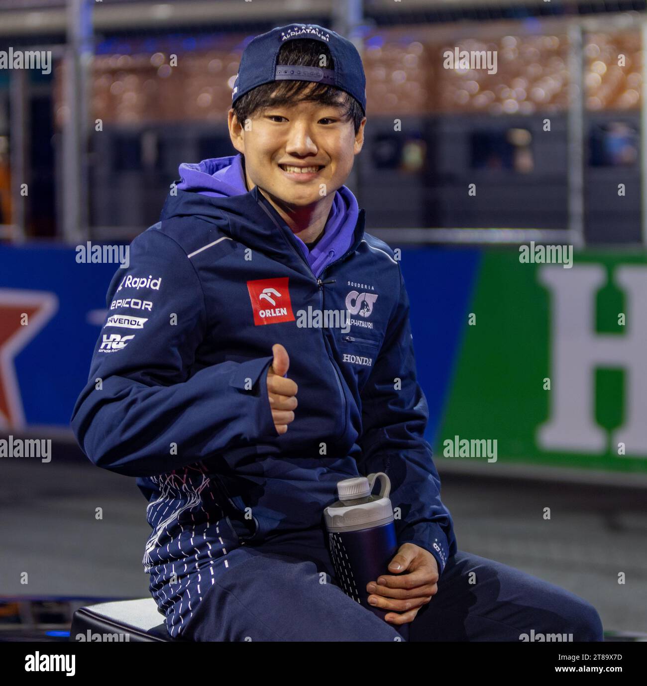 Las Vegas, Nevada - 18 novembre 2023: Yuki Tsunoda, pilota della scuderia Alphatauri n. 22, gareggia nell'Heineken Silver Las Vegas Grand Prix sul Las Vegas Strip Circuit. Crediti: Nick Paruch / Alamy Live News Foto Stock