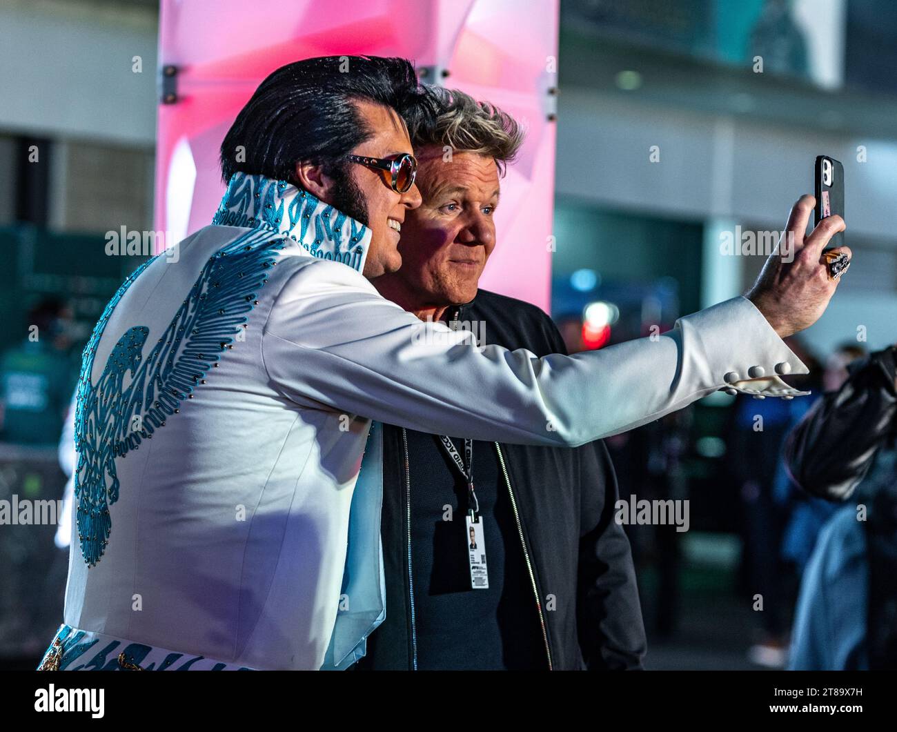 Las Vegas, Nevada - 18 novembre 2023: Gordon Ramsay scatta un selfie con Elvis all'Heineken Silver Las Vegas Grand Prix sul Las Vegas Strip Circuit. Crediti: Nick Paruch / Alamy Live News Foto Stock