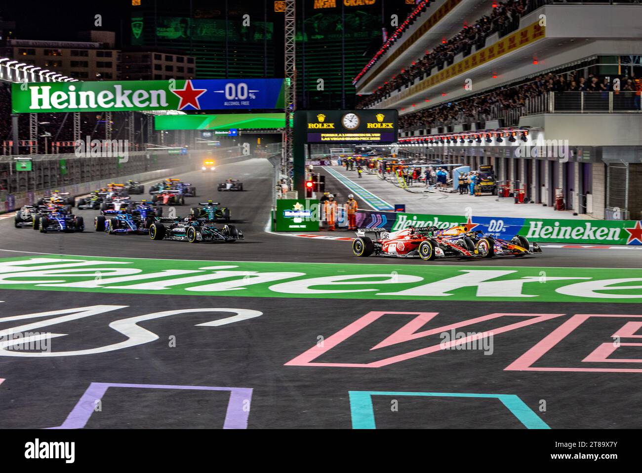 Las Vegas, Nevada - 18 novembre 2023: Piloti che si dirigono verso la prima curva all'inizio del Gran Premio d'argento di Las Vegas Heineken sul Las Vegas Strip Circuit. Crediti: Nick Paruch / Alamy Live News Foto Stock