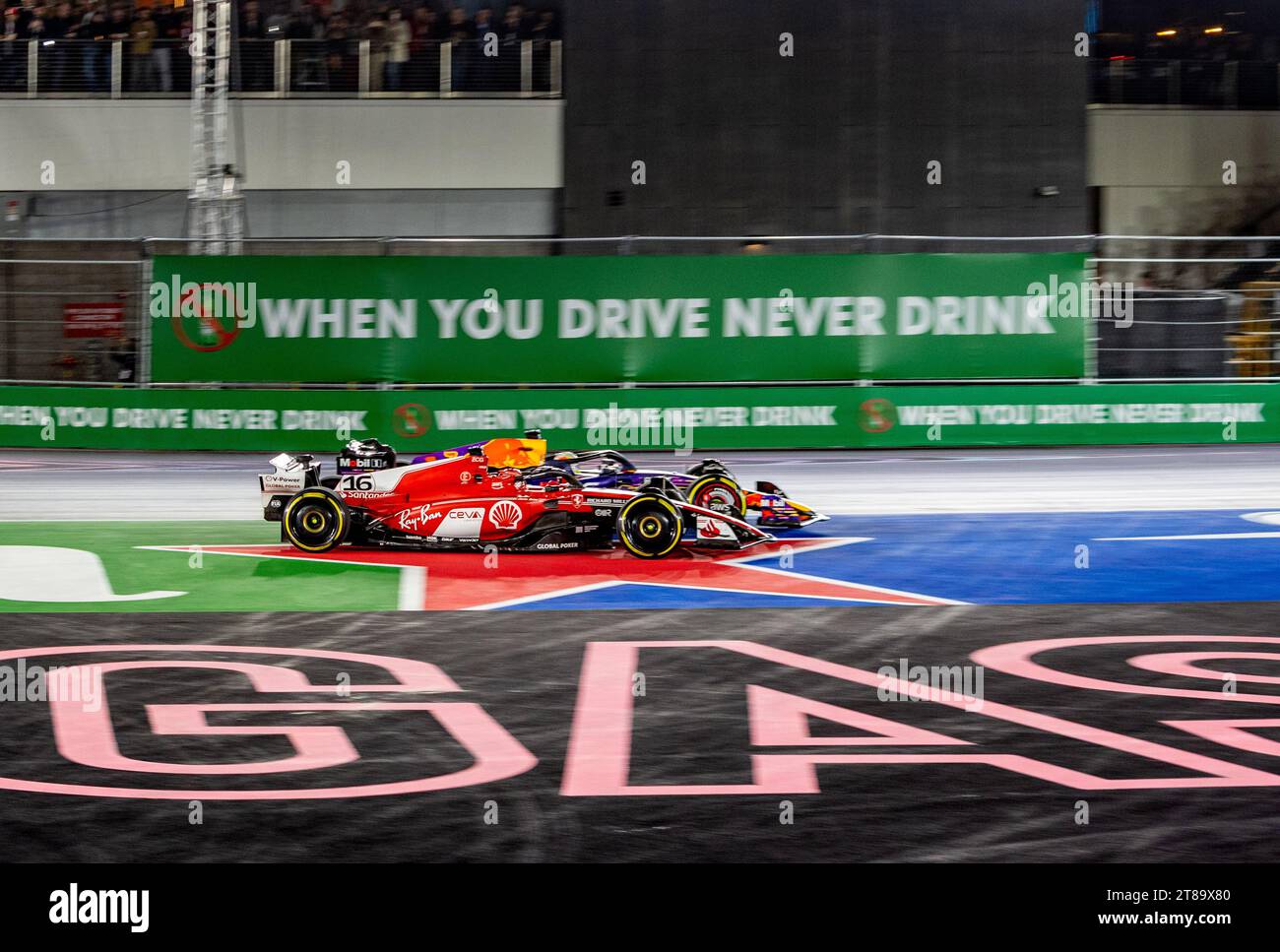 Las Vegas, Nevada - 18 novembre 2023: Piloti che si dirigono verso la prima curva all'inizio del Gran Premio d'argento di Las Vegas Heineken sul Las Vegas Strip Circuit. Crediti: Nick Paruch / Alamy Live News Foto Stock