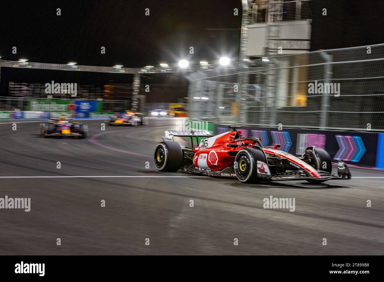 Las Vegas, Nevada - 18 novembre 2023: Charles Leclercl, pilota della scuderia n. 16 Ferrari F1, gareggia nell'Heineken Silver Las Vegas Grand Prix sul Las Vegas Strip Circuit. Crediti: Nick Paruch / Alamy Live News Foto Stock