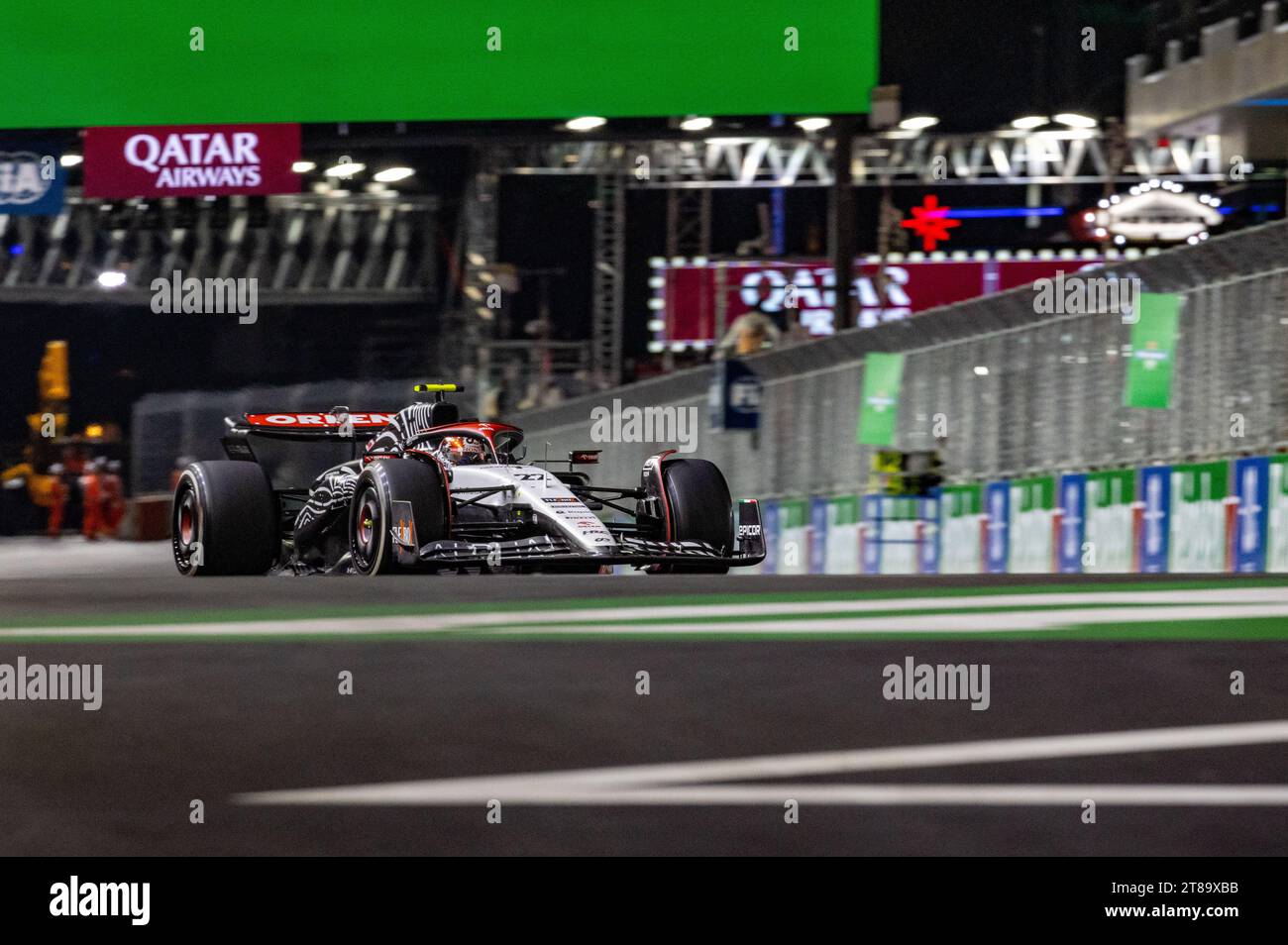Las Vegas, Nevada - 18 novembre 2023: Yuki Tsunoda, pilota della scuderia Alphatauri n. 22, gareggia nell'Heineken Silver Las Vegas Grand Prix sul Las Vegas Strip Circuit. Crediti: Nick Paruch / Alamy Live News Foto Stock