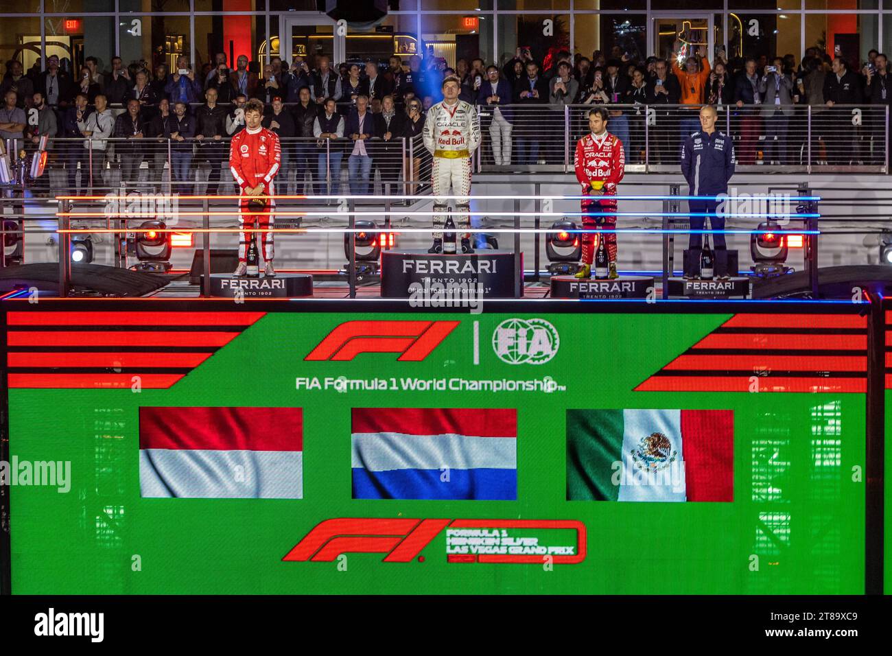 Las Vegas, Nevada - 18 novembre 2023: Max Verstappen, Sergio Perez e Charles Leclerc sul podio del vincitore all'Heineken Silver Las Vegas Grand Prix sul Las Vegas Strip Circuit. Crediti: Nick Paruch / Alamy Live News Foto Stock