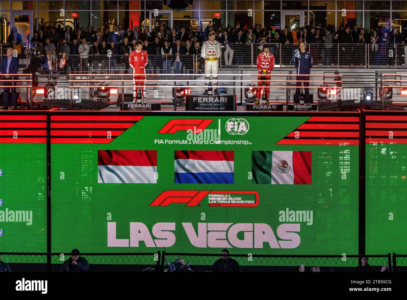 Las Vegas, Nevada - 18 novembre 2023: Max Verstappen, Sergio Perez e Charles Leclerc sul podio del vincitore all'Heineken Silver Las Vegas Grand Prix sul Las Vegas Strip Circuit. Crediti: Nick Paruch / Alamy Live News Foto Stock