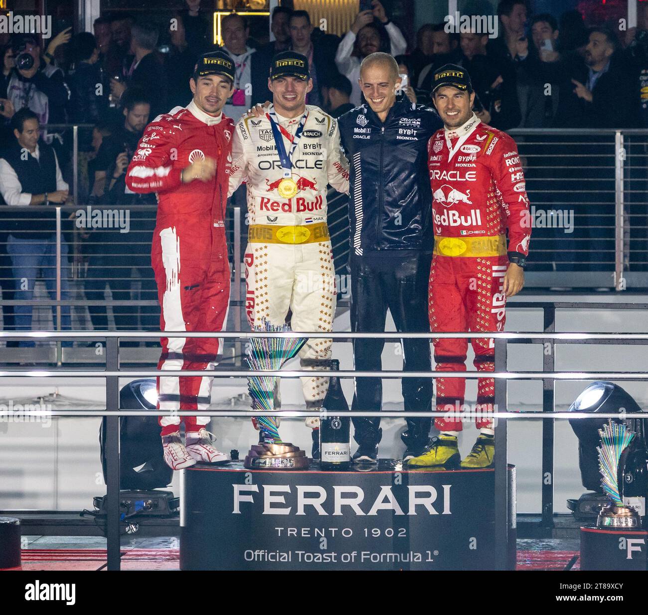 Las Vegas, Nevada - 18 novembre 2023: Max Verstappen, Sergio Perez e Charles Leclerc sul podio del vincitore all'Heineken Silver Las Vegas Grand Prix sul Las Vegas Strip Circuit. Crediti: Nick Paruch / Alamy Live News Foto Stock