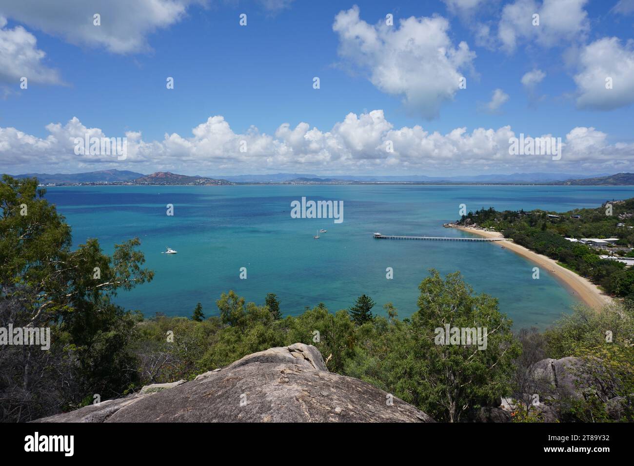 Vista dal punto di osservazione dei falchi sul molo della baia per picnic sull'isola magnetica, queensland, australia Foto Stock