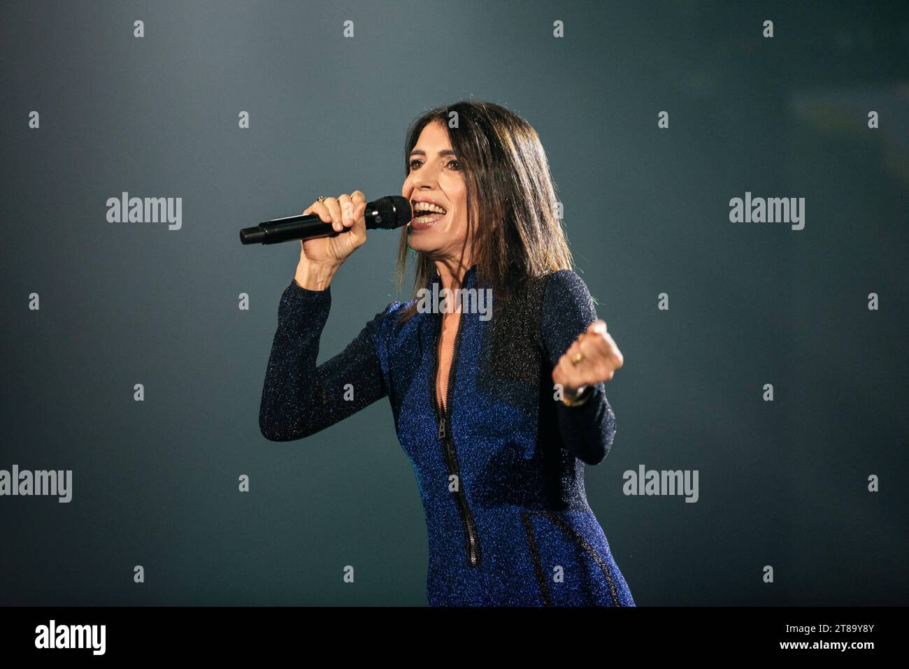 Concerto di musica della cantante italiana - Giorgia - Blu Live Palasport Giorgia Todrani Mantova PalaUnical Italia Copyright: XMirkoxFava/TSCKx/xLiveMediax LPM 1134266 credito: Imago/Alamy Live News Foto Stock