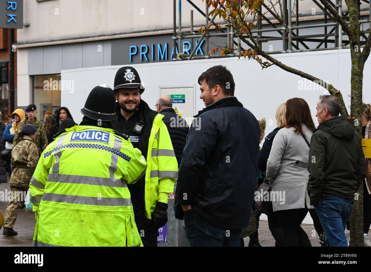 due agenti di polizia di loughborough che parlano con un membro del pubblico Foto Stock
