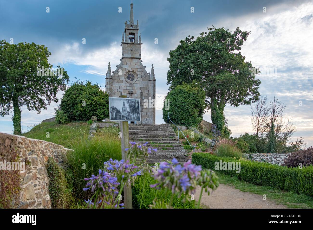 Foto della cappella di Notre-Dame-du-Calvaire a la Roche-Derrien, Bretagna, scattata in una giornata parzialmente nuvolosa senza persone Foto Stock