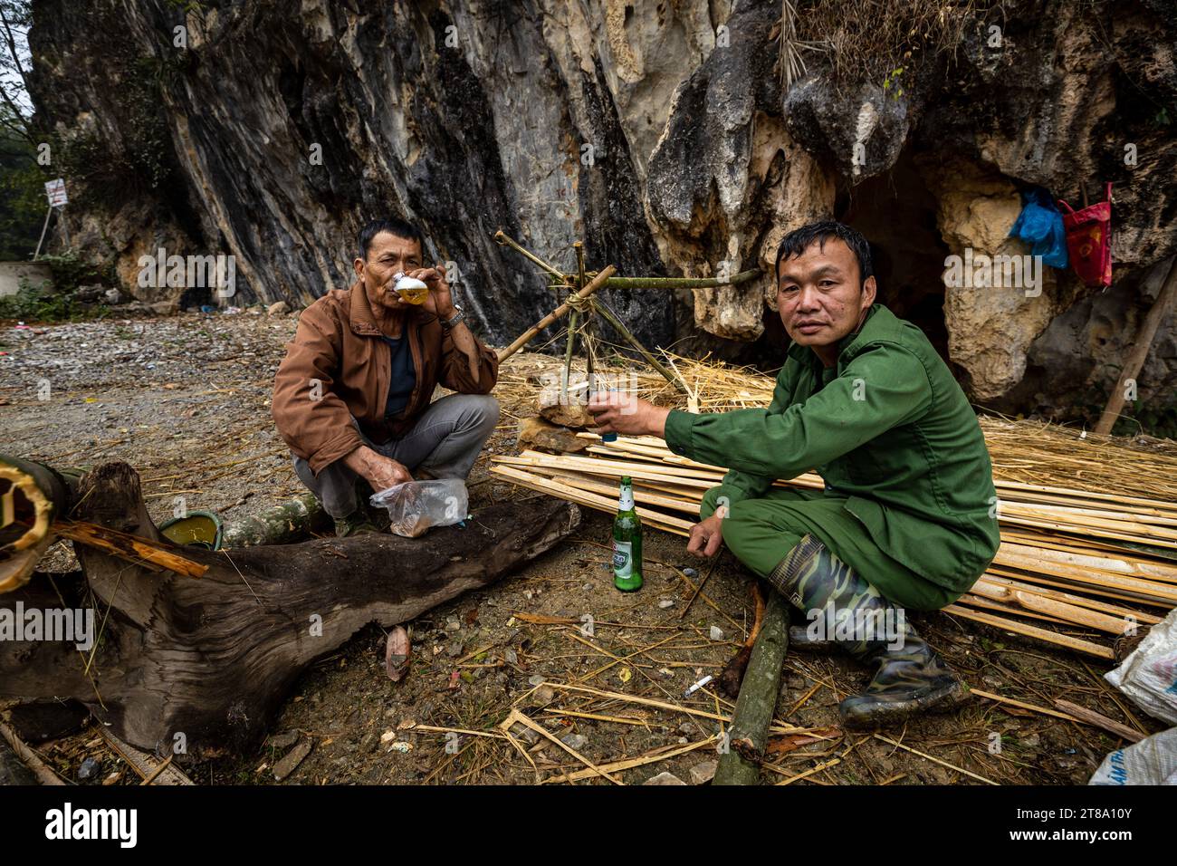 L'uomo vietnamita si sta rilassando dopo il lavoro Foto Stock