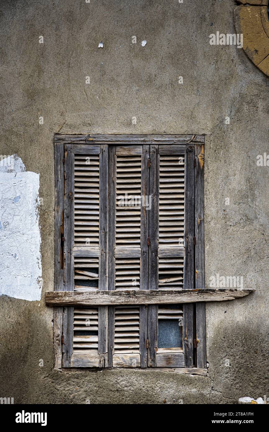 Vecchia finestra chiusa con persiane in legno. Zona tampone. Nicosia. Cipro. Foto Stock