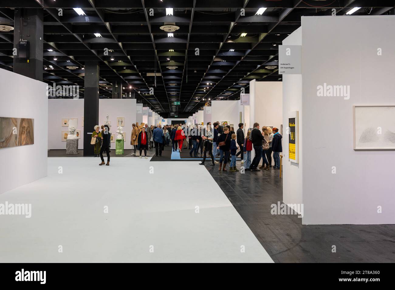 Auf derArt Cologne 2023 a Köln. Blick in Die Ausstellungshalle mit überwiegend zeitgenössischer Kunst und Besuchern auf der Art Colonia 2023. Die Art Cologne 2023 a Köln, auf der Galeristen zum 56. Mal zeitgenössische und klassische Kunst zum Verkauf anboten, schließt am 19. Novembre wieder ihre Pforten. Köln Nordrhein-Westfalen Deutschland *** AtArt Cologne 2023 a Colonia Vista della sala espositiva con principalmente arte contemporanea e visitatori all'Art Cologne 2023 Art Cologne 2023 a Colonia, dove i proprietari delle gallerie hanno offerto arte contemporanea e classica in vendita per la 56a volta, chiude la sua doo Foto Stock