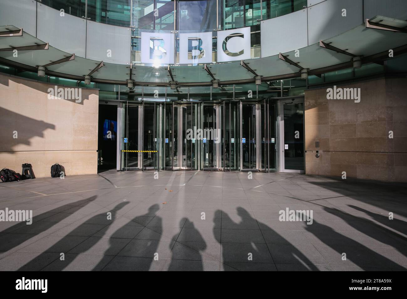 Londra, Regno Unito. 19 novembre 2023. Fotografi e media lanciano lunghe ombre fuori dalla BBC mentre aspettano l'uscita del Cancelliere dall'edificio. Jeremy Hunt, Cancelliere dello Scacchiere, alla BBC per lo spettacolo della domenica mattina con Laura Kuenssberg. Hunt presenterà al Parlamento il suo tanto atteso bilancio autunnale. Crediti: Imageplotter/Alamy Live News Foto Stock