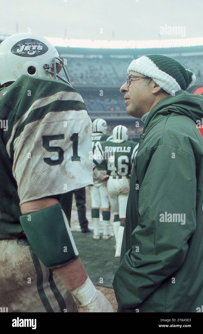 Il pioniere della medicina sportiva, il dottor James Nicholas, parla con il linebacker della NFL Greg Buttle a bordo campo durante una partita allo Shea Stadium nel 1978, a Flushing, Queens, New York. Era il medico ortopedico della squadra. Foto Stock