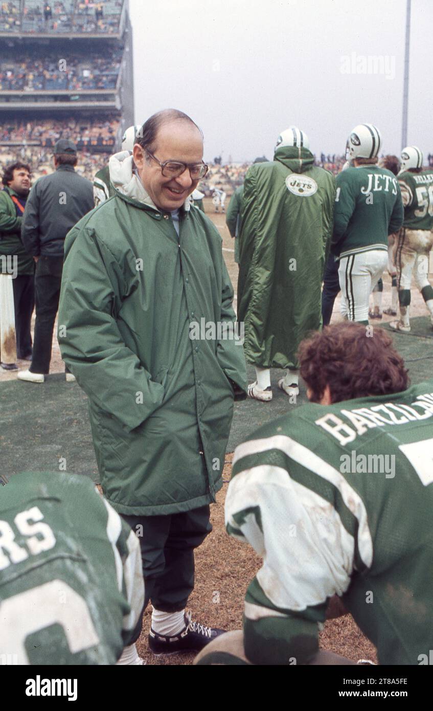 Il pioniere della medicina sportiva, il Dr. James Nicholas, parla con il defensive lineman della NFL Carl Barzilauskas a bordo campo durante una partita allo Shea Stadium nel 1978, a Flushing, Queens, New York. Era il medico ortopedico della squadra. Foto Stock