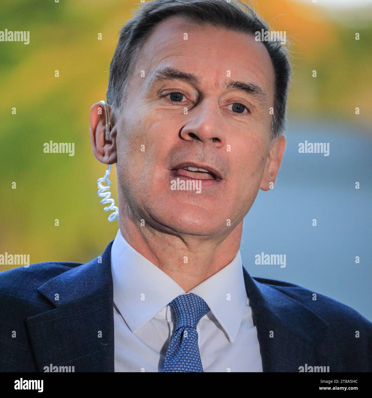 Londra, Regno Unito. 19 novembre 2023. Jeremy Hunt, Cancelliere dello Scacchiere, alla BBC per lo spettacolo della domenica mattina con Laura Kuenssberg, viene intervistato fuori. Mercoledì, Hunt presenterà il suo bilancio autunnale molto atteso al Parlamento. Crediti: Imageplotter/Alamy Live News Foto Stock