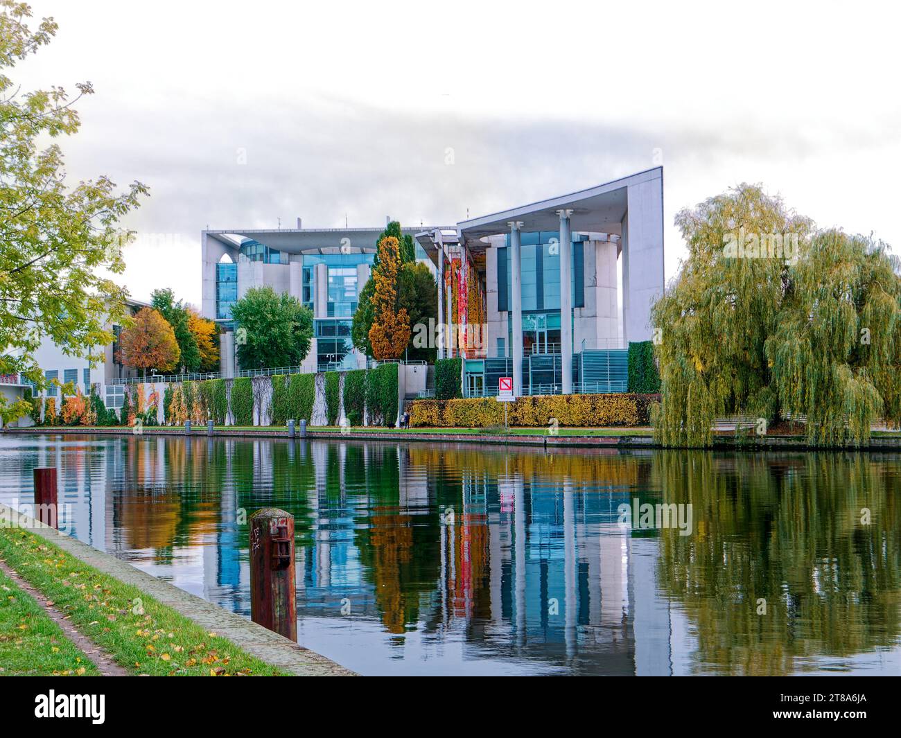 DAS Berliner Kanzleramt spiegelt sich in bunten, herbstlichen Farben in der Spree Foto Stock