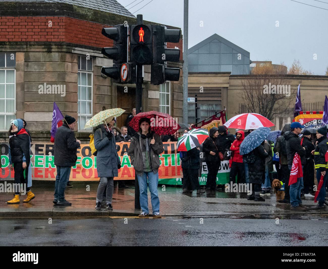 Glasgow, Scozia, Regno Unito. 18 novembre 2023: I manifestanti si riuniscono a Glasgow Green per sostenere un cessate il fuoco a Gaza. Foto Stock