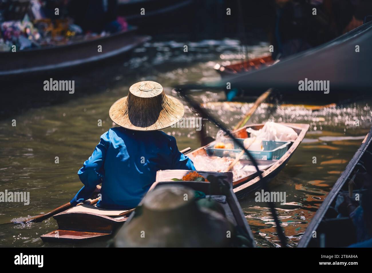 Attenzione selettiva al tradizionale cappello di venditore sull'acqua al mercato galleggiante tailandese. Donna in barca a Damnoen Saduak, vicino a Bangkok, Thailandia. Foto Stock