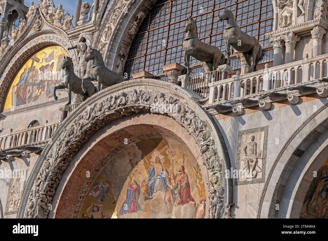 Sulla facciata ovest sopra l'ingresso principale per i visitatori della Basilica di San Marco (Basilica, San Marco), di fronte a Piazza San Marco (Piazza San Marco) Foto Stock