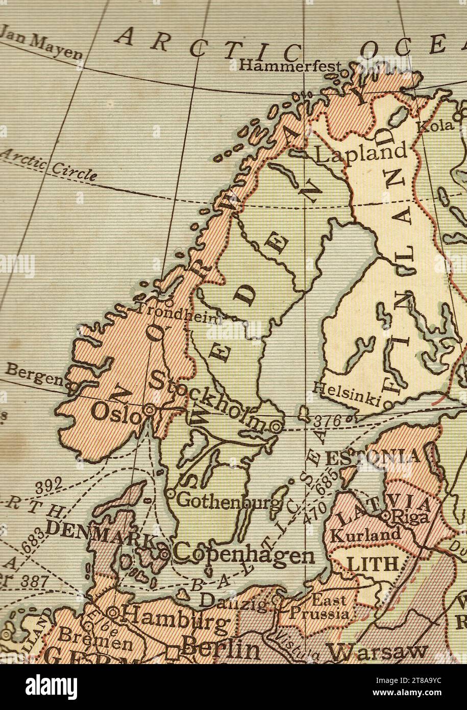 Un'antica mappa politica a colori seppia che mostra i paesi scandinavi di Norvegia, Svezia, Danimarca e Finlandia. Foto Stock