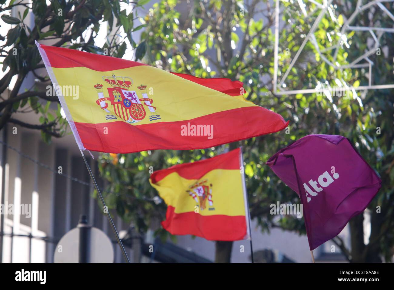 Oviedo, Spagna, 19 novembre 2023: Bandiere multiple di Spagna e Revuelta che sventolano durante il colpo di stato Stop the Coup! Rally, il 19 novembre 2023, a Oviedo, in Spagna. Credito: Alberto Brevers / Alamy Live News. Foto Stock
