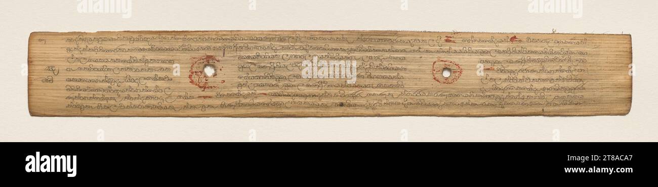 Il materiale delle foglie di palma è ancora utilizzato per i manoscritti in Sri Lanka. Le foglie di palma vengono preparate prima bollendo, asciugandole al sole e poi strofinandole con oli. Per incidere il testo, utilizzare uno stilo metallico. Quindi, la polvere di carbone viene pulita sulle pagine, riempiendo solo le linee incise. Leaf from a Buddhist Manuscript (recto), c. 1700. Sri Lanka, Singhalese, fine XVII secolo. Carta in fibra; totale: 6,4 cm (1/2 pollici). Foto Stock