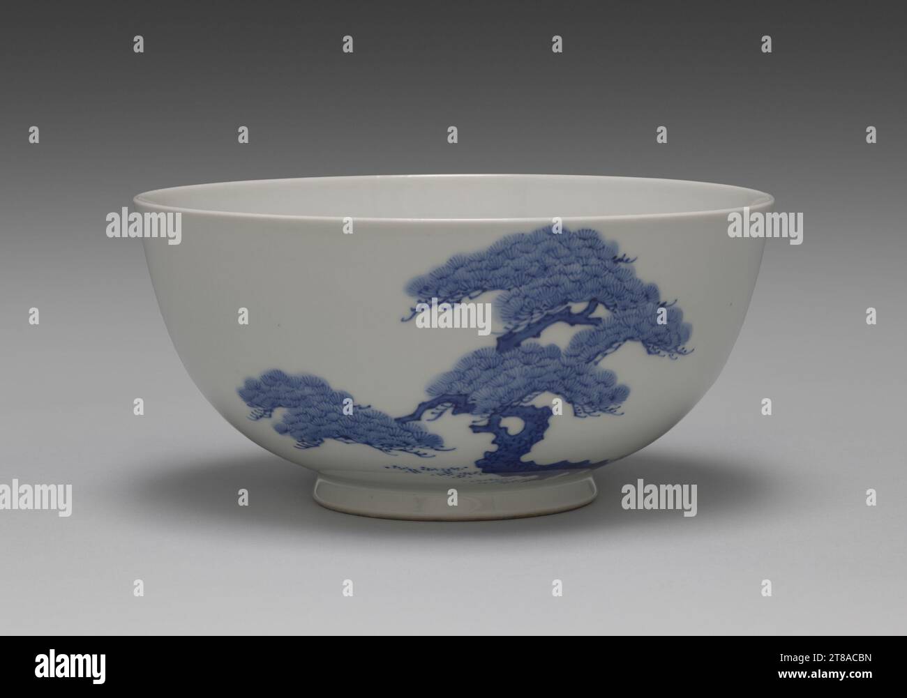 Bowl with Pines, c. 1897–1914. Seifū Yohei III (giapponese, 1851–1914). Porcellana con smalto blu; altezza: 9 x 18,7 cm (3 9/16 x 7 3/8 pollici). Foto Stock