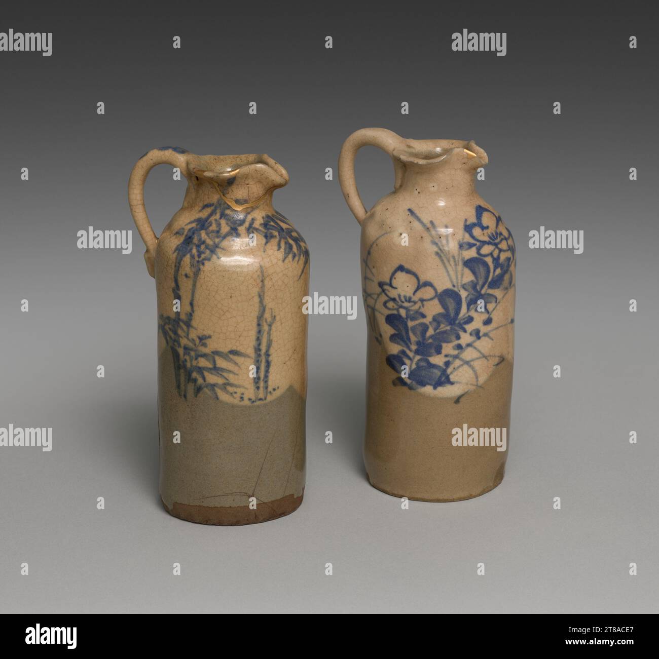 Sake pourers with Bamboo and Bellflowers, c. 1844–57. Attribuito a Seifū Yohei i (giapponese, 1801–1861). Un paio di sakè; gres con scivolino bianco, calotta blu e oro riparato (kintsugi) (vasellame Kyoto); altezza (ciascuno): 13 cm (5 1/8 pollici); diametro (ciascuno): 5,5 cm (2 3/16 pollici). Foto Stock